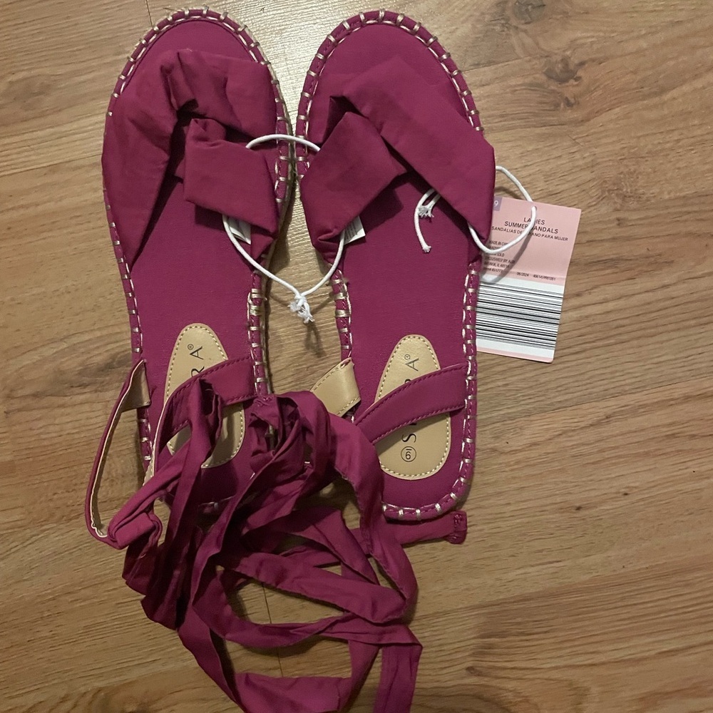 NWT Serra Women's Sandals in Berry Purple size 9